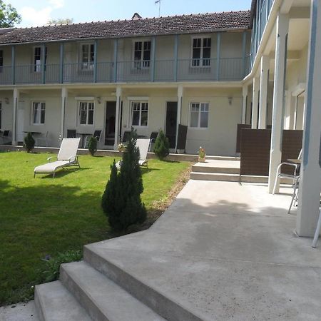 Hotel La Buissonniere Bannay  Екстер'єр фото