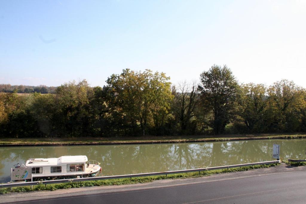 Hotel La Buissonniere Bannay  Екстер'єр фото